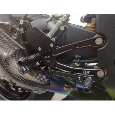 MEHRFACH EINSTELLBARE FUSSRASTEN YAMAHA R1 2015-22 - SCHWARZ