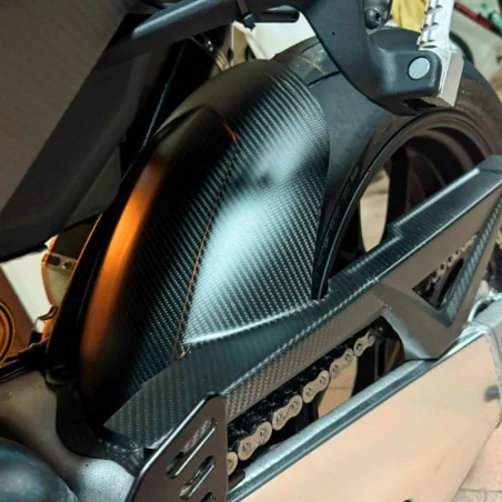 Guardabarros trasero de fibra de carbono con protector de cadena Aprilia Tuono V4 2021-2023